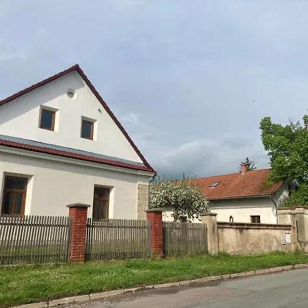 Prijemny Apartman Se Zahradou Ostresany Exterior photo