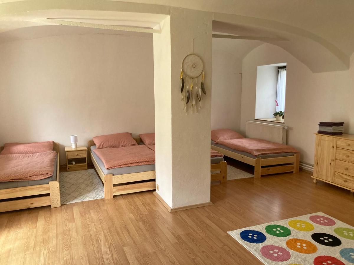 Prijemny Se Zahradou Ostresany